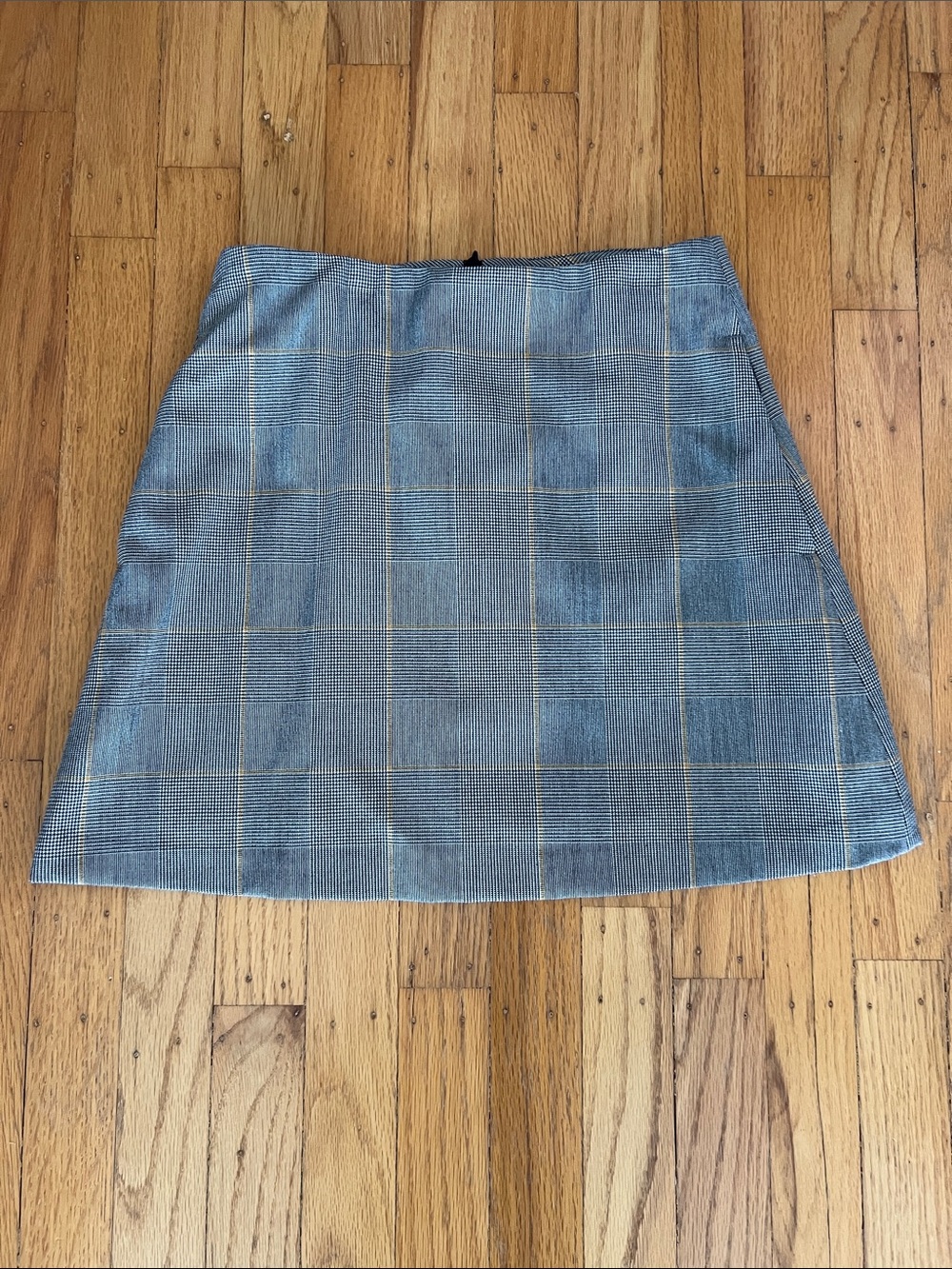LIKE NEW! Aritzia Wilfred plaid grey mini skirt 0